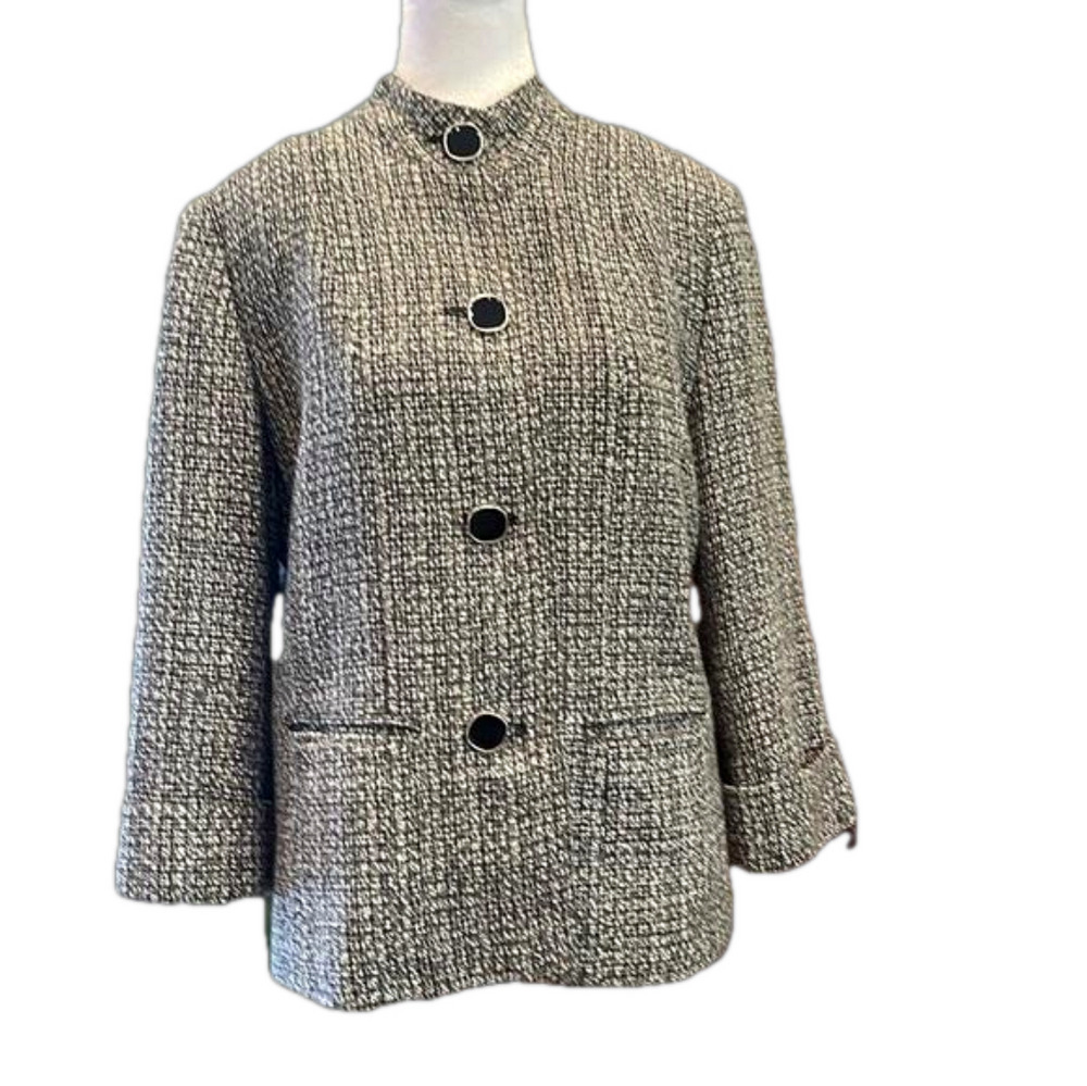 JM Collection sz 8 vintage 4 buttoned lined jacket with pockets and cuffs.